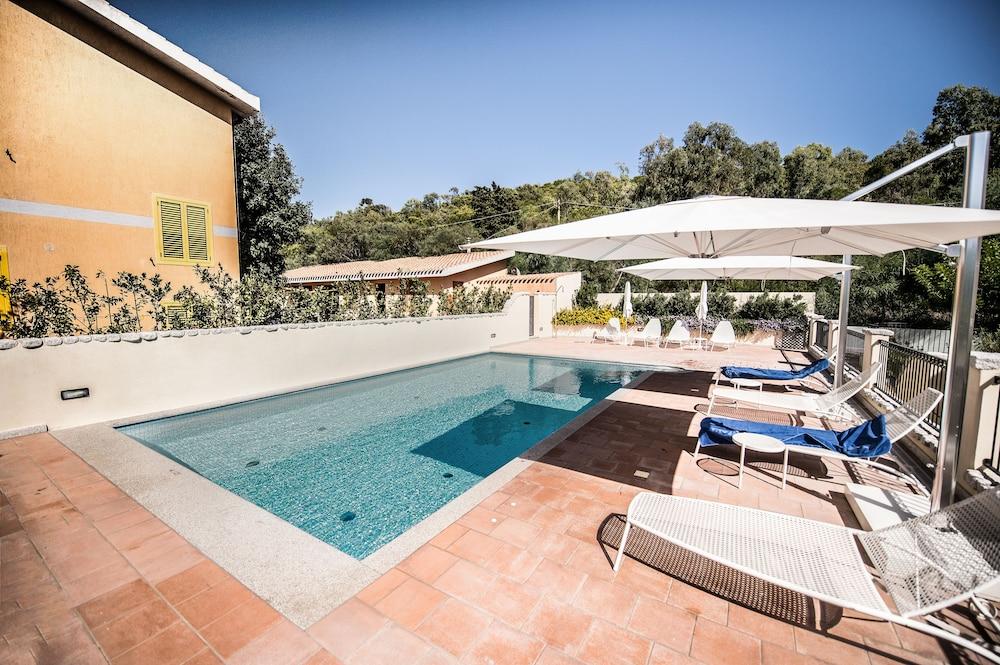 Borgo Degli Ulivi Aparthotel Àrbatax Exterior photo