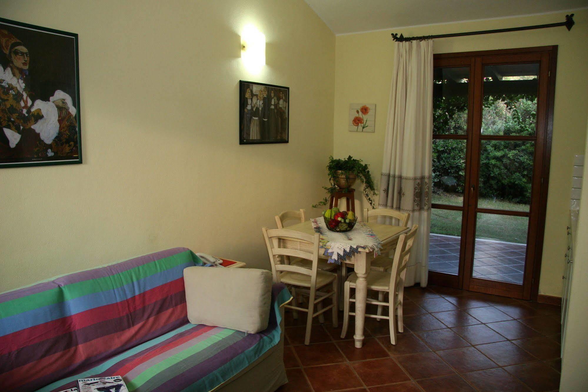 Borgo Degli Ulivi Aparthotel Àrbatax Exterior photo